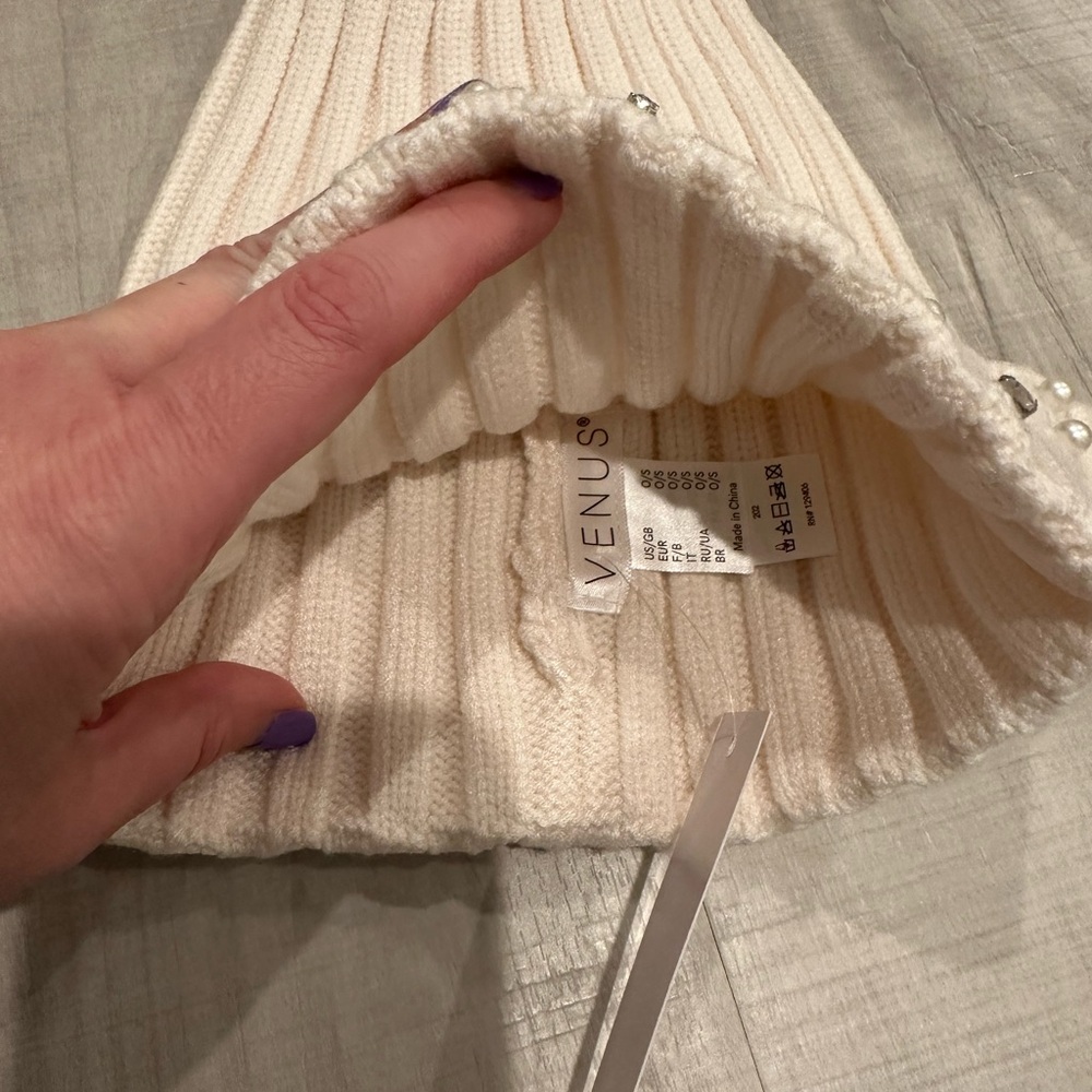 NWT VENUS Matching Pom Pom Hat and Scarf - Picture 2 of 4